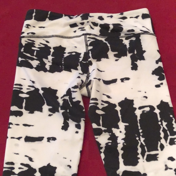 Alo Cropped Airbrush Legging in Black White Print Size Small - Picture 12 of 17